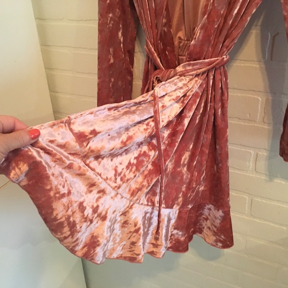 Betsey Johnson Mini Robe Hoodie Crushed Velvet Pink Ruffled hem Flare sleeve M/L - Picture 9 of 13